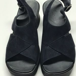 🍍Clarks suede sandals